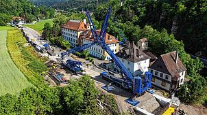 Schweres Gerät: Ein Kran dieser Größenordnung kommt beim Rathaussteg in Tuttlingen zum Einsatz. Bild: Arno Specht/Stadt Tuttlingen