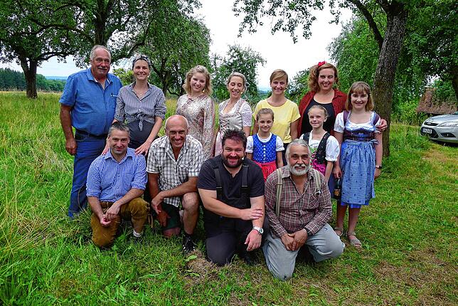 Das Team der Theatergruppe Homberg-Limpach, das mit ihrem Stück das Zelt beim Dorffest in Limpach zum toben brachte; vorne von links: ...