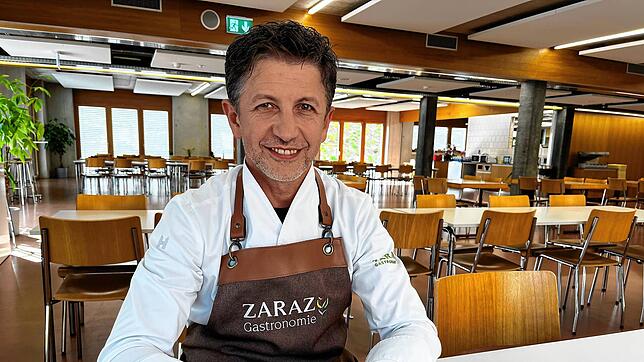 Pro ESC-Schicht werden rund 50 Mitarbeiter im Auftrag der Zaraz GmbH im Einsatz sein. Araz Abram freut sich. Foto: Valentin Zumsteg
