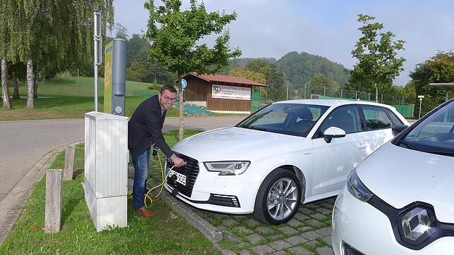Start zur Probefahrt: Bürgermeister Fabian Meschenmoser entfernt das Ladekabel vom neuen Hybrid-Dienstfahrzeug beim Omnibusbahnhof in ...
