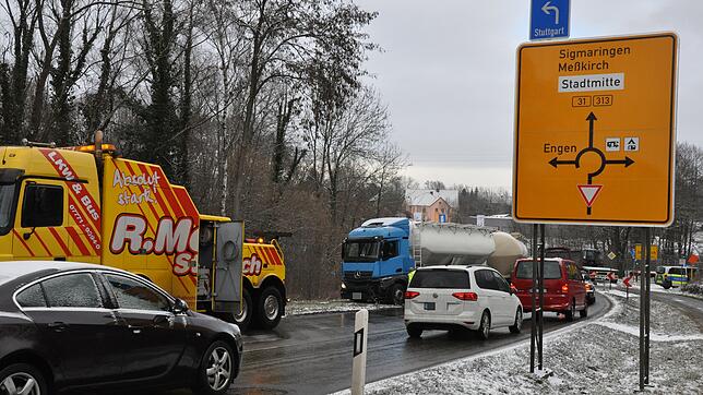 Ein Lastwagen und ein Traktorgespann sind in der Nähe des Rißtorf-Kreisels in Stockach zusammengestoßen. Das hatte Auswirkungen auf den ...
