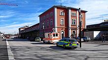 (Archivbild) Im Bahnhof in Singen hat ein 35-Jähriger die Zollverwaltung und das Gebäude der Bundespolizei mit Joghurt beworfen.