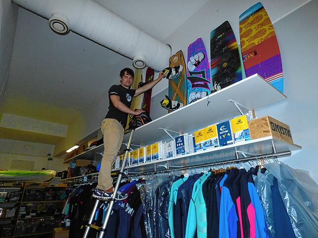 Constantin Schürer im Lager seines Online-Handels für Surfer, Schwimm- und Schneesport. Weil es zu eng wird, will er neu bauen.