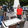 Aus Protest leere Tische beim &bdquo;Da Toni&ldquo;: Betreiber Antonio Nadile (rechts) und Damiano Nadile.