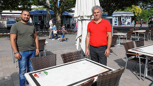 Aus Protest leere Tische beim &bdquo;Da Toni&ldquo;: Betreiber Antonio Nadile (rechts) und Damiano Nadile.