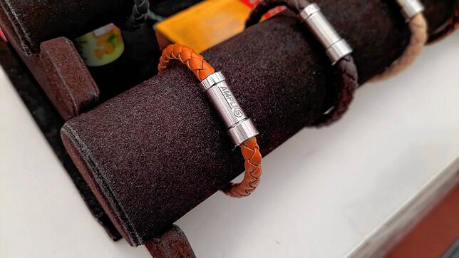 Griffbereit aufgereihte Armbänder am Stand – etwa zum Selbsttest, ob diese Produkte halten können, was versprochen wird.
