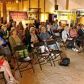 Im Schatten der Scheune der Heuneburg konnte das Publikum konzentriert dem Gespräch anlässlich der Stadler-Lesung zuhören.
