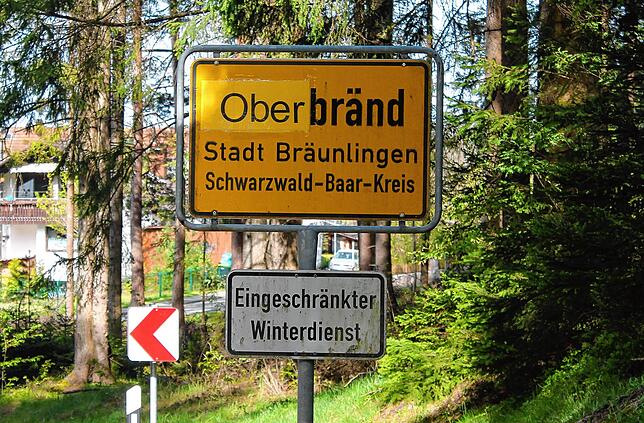 Und schon zieht ein ganzes Dorf ein paar Kilometer um: Am Mittwochmorgen ziert dieses verunstaltete Ortsschild die Zufahrt nach ...