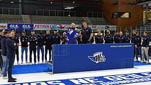 Stefan Wagner (rechts) im Interview mit Stadionsprecher Domenic Liebig. Der Geschäftsführer bastelt für die Schwenninger Wild Wings ...