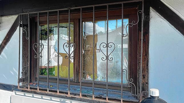 Die Fenster wurden eingeschlagen, die Eingangstüre aufgebrochen, die Küche unter Wasser gesetzt und die Wände mit Farbe beschmiert. Die ...
