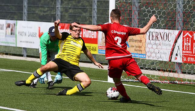 Blitzschnell: Kai Karau (Mitte, gegen Mike Strittmatter) war zur Stelle und traf nach einem Abwehrpatzer des FC Bergalingen zur ...