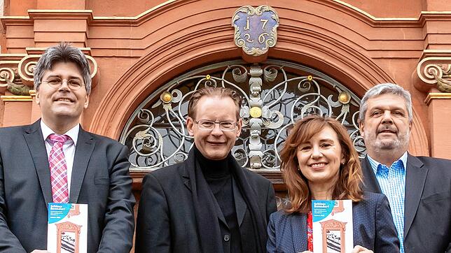 Stellten das Programm für die Saison 2020 im Schloss Bonndorf vor (von links): Landrat Martin Kistler, Thomas Dörflinger (Vorsitzender ...