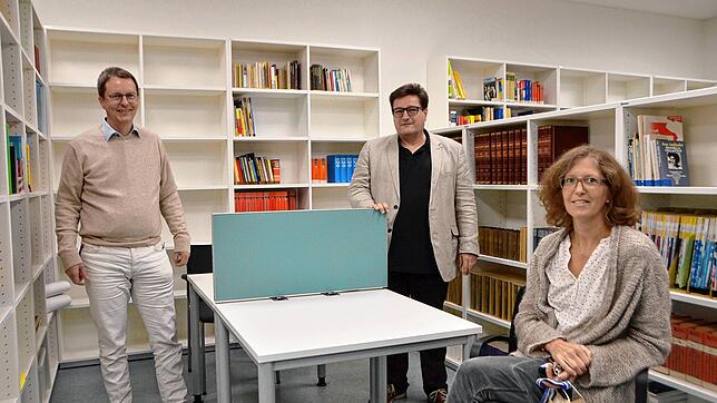 Clemens Hauser, Volker Habermaier und Ute Grauer im neuen Lehrerarbeitszimmer (von links).