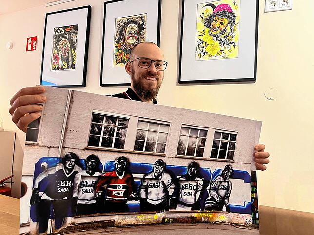 Jonas Fehlinger bei einer Ausstellungseröffnung im Januar 2022 in Villingen. Hier mit dem Foto eines Graffiti, das vor dem Abriss auf ...