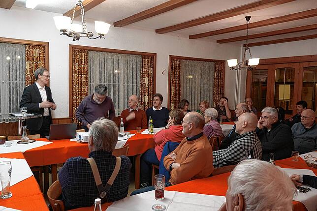 Voller Saal: Thomas Kummle, Präsident des Amtsgerichts a.D. (links stehend), beantwortet Fragen zu seinem Referat NS-Justiz in Freiburg. ...