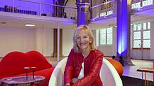 Bild : Mit Gaby Hauptmann am Drehort ihrer neuen SWR-Talkshow: Hier will die Bestsellerautorin über die Themen der Woche diskutieren
