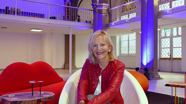 Bild : Mit Gaby Hauptmann am Drehort ihrer neuen SWR-Talkshow: Hier will die Bestsellerautorin über die Themen der Woche diskutieren