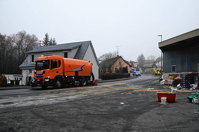 Bild 8: Der Tag nach dem Gefahrgut-Unfall: Bilder von der Lastwagen-Bergung und Straßenreinigung