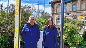 Suzan Hahnemann (links) und ihre Tochter Gudrun an der Haltestelle am Salemer Bahnhof.