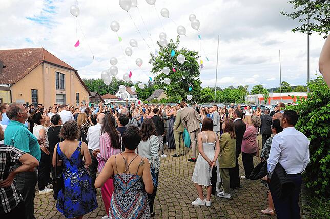 Alle Abiturienten ließen vor der Stadthalle einen Luftballon mit ihrem persönlichen Zukunftswunsch aufsteigen.