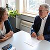 Redakteurin Jacqueline Weiß im Gespräch mit Bürgermeister Baumert über aktuelle und zukünftige Projekte in Rielasingen-Worblingen.