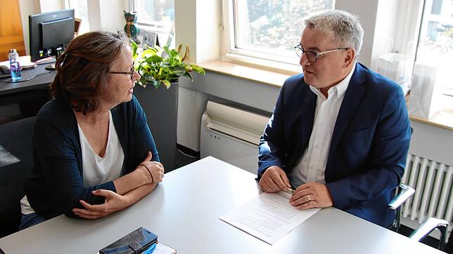 Redakteurin Jacqueline Weiß im Gespräch mit Bürgermeister Baumert über aktuelle und zukünftige Projekte in Rielasingen-Worblingen.