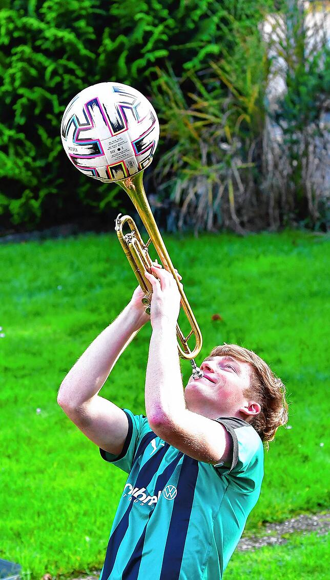Beim Fußball spielt die Musik: Marius Lais vom FC Zell ist ein echter Vollblutmusiker.
