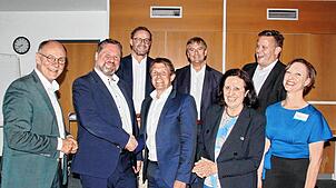 Singens Oberbürgermeister Bernd Häusler (von links) begrüßt den neuen Schatzmeister des Krankenhaus-Fördervereins, Michael Stelzer. Er ...