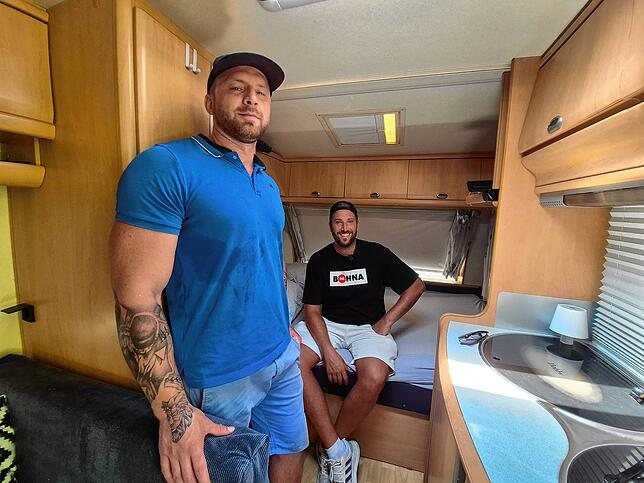 Dennis Lucas (links, vorne) und Sascha Bohner geben Einblicke in ihren TV-Camper. Groß ist er nicht: „Klein, fein, schnuckelig – man hat ...