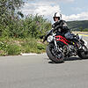 Eng und kurvig: SÜDKURIER-Redakteur Alexander Michel mit seiner Ducati „Monster“ auf der Rundstrecke des Trainingszentrums „Fahren ...