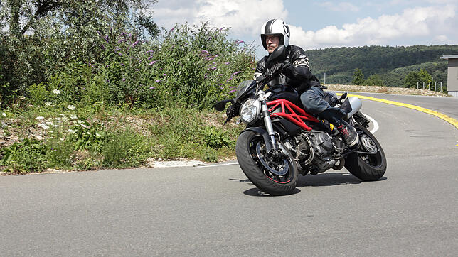 Eng und kurvig: SÜDKURIER-Redakteur Alexander Michel mit seiner Ducati „Monster“ auf der Rundstrecke des Trainingszentrums „Fahren ...