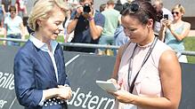 Stephanie Jakober interviewt die Verteidigungsministerin Ursula von der Leyen. Im Hintergrund dokumentiert SÜDKURIER-Verlagsleiter ...