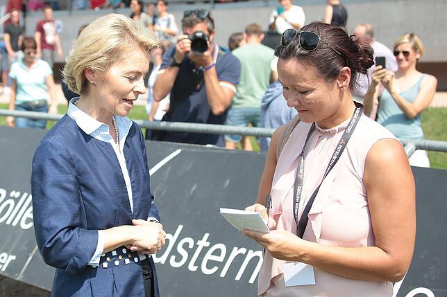 Stephanie Jakober interviewt die Verteidigungsministerin Ursula von der Leyen. Im Hintergrund dokumentiert SÜDKURIER-Verlagsleiter ...