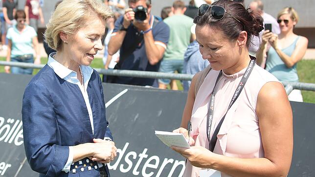 Stephanie Jakober interviewt die Verteidigungsministerin Ursula von der Leyen. Im Hintergrund dokumentiert SÜDKURIER-Verlagsleiter ...