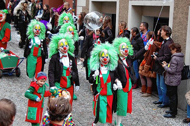60 Zünfte, Guggenmusiken und Hästräger gaben sich am Sonntag beim großen grenzüberschreitenden Fasnachtsumzug die Ehre und kamen nach ...
