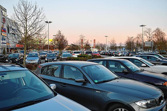 Voller Parkplatz im Bodensee-Center. Hier sind rund 1400 Stellplätze kostenlos. Das Parkhaus am Sportpark nebenan bleibt meistens fast leer.