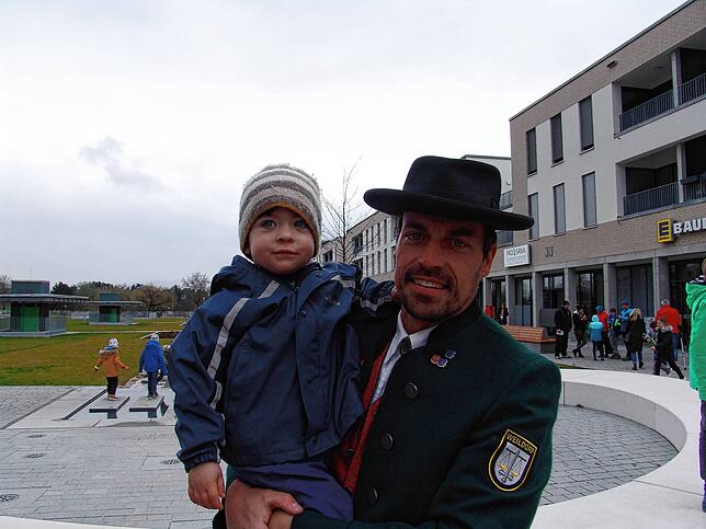 Stephan Ziegler mit Sohn Anton ist zufrieden mit der Neuen Mitte: „Es ist ein toller Treffpunkt für die Salemer“, sagt der ...