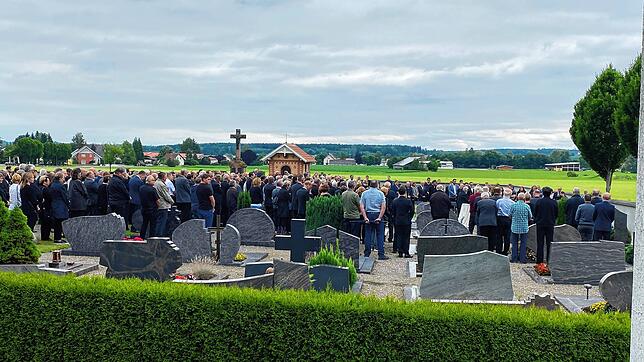 Viele Menschen verabschiedeten sich auf dem Gottesacker in Sauldorf von Karl „Charly“ Springindschmitten.