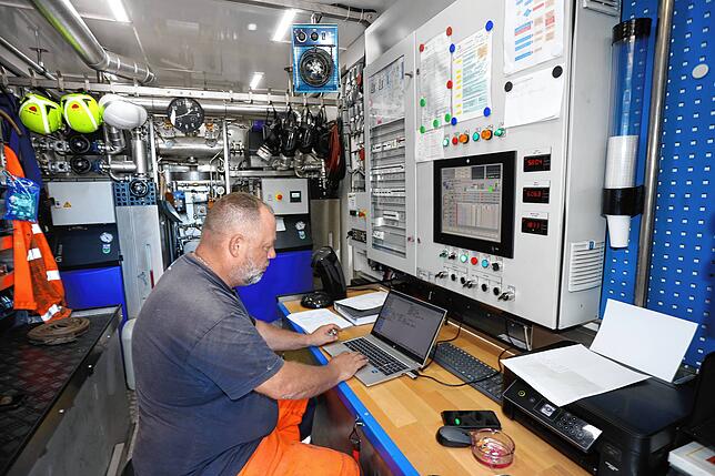 Im Innern der mobilen Dampfanlage steuert und überwacht Jens Degenhardt den Härtungsprozess.