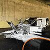 Ein Auto brennt in der Unterführung der Landesstraße 191 unter der Autobahn 81 aus: Die Singener Feuerwehr konnte das nicht verhindern.