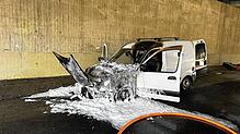 Ein Auto brennt in der Unterführung der Landesstraße 191 unter der Autobahn 81 aus: Die Singener Feuerwehr konnte das nicht verhindern.