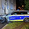 Ein Streifenwagen der Polizei steht schwer beschädigt im Scheinwerferlicht der Feuerwehr an der Kirche in der Ruhe-Christi-Straße in ...