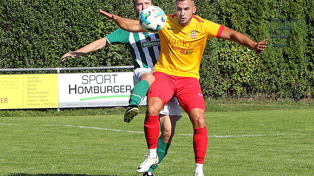 Marcel Simsek (rechts, hier im Archivbild gegen Bermatingen) spielte gegen den TSV Aach-Linz groß auf.