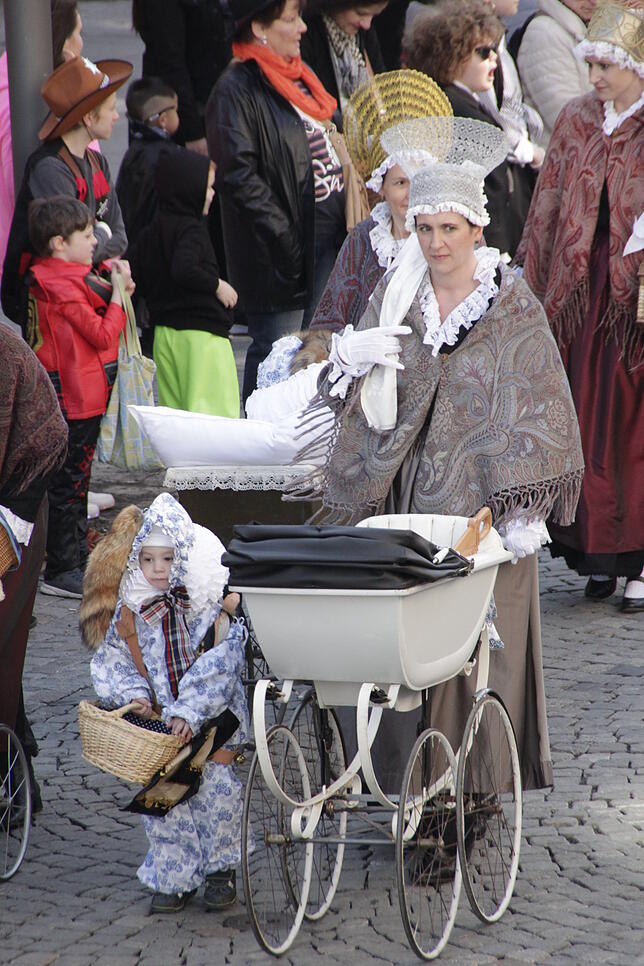 Bild 26: Bilder vom großen Kinderumzug von oben – Teil 1