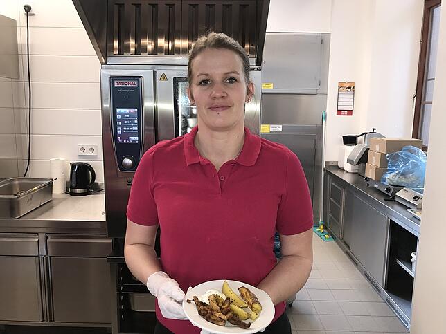Griechische Speisen: Melanie Spitz präsentiert eine Portion des Mittagsmenüs bei der Eröffnung der Mensa. Es gab Gyrosfleisch und ...