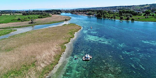 Bild 2: Über 4500 Jahre alter Einbaum: Das älteste Wasserfahrzeug des Bodensees wird im Seerhein bei Konstanz geborgen