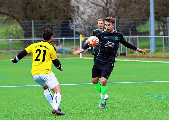 Zweikampf: Beide Mannschaften spielten mit großem Einsatz.