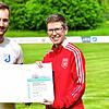 Ehrung fürs Fairplay: Kapitän Felix Uhl vom FC Erzingen wurde vor dem Spiel gegen den SV Herten von der Bezirksvorsitzenden Katharina ...