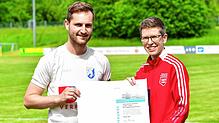 Ehrung fürs Fairplay: Kapitän Felix Uhl vom FC Erzingen wurde vor dem Spiel gegen den SV Herten von der Bezirksvorsitzenden Katharina ...