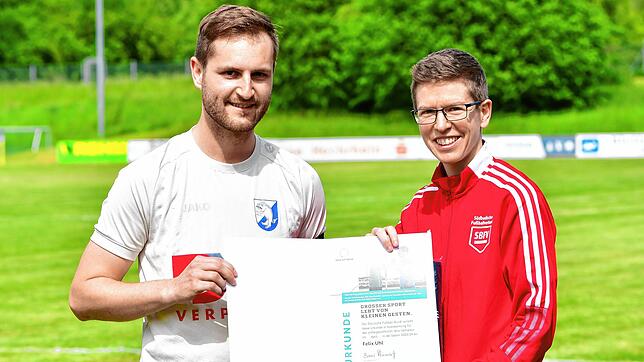 Ehrung fürs Fairplay: Kapitän Felix Uhl vom FC Erzingen wurde vor dem Spiel gegen den SV Herten von der Bezirksvorsitzenden Katharina ...
